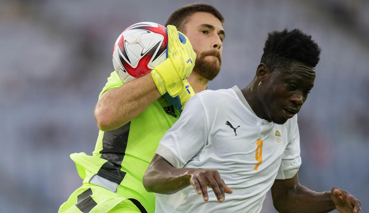Pantai Gading memiliki peluang emas pada menit ke-72 melalui Christian Kouame yang masih mampu dimentahkan kiper Spanyol, Unai Simon. (Foto: AP/Andre Penner)