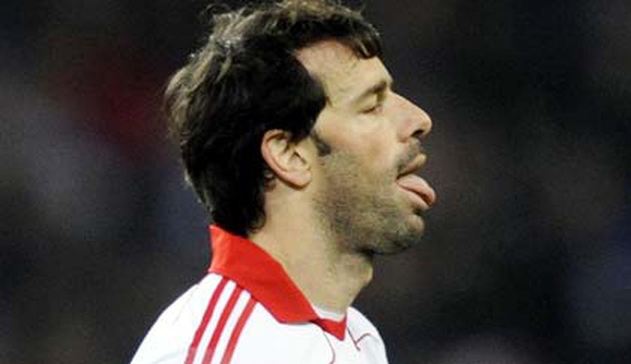 Ekspresi kekecewaan striker Hamburg Ruud van Nistelrooy di laga lanjutan Bundesliga melawan Bayer Leverkusen di Imtech Arena, Hamburg, 11 Desember 2010. Leverkusen unggul 4-2. AFP PHOTO / FABIAN BIMMER
