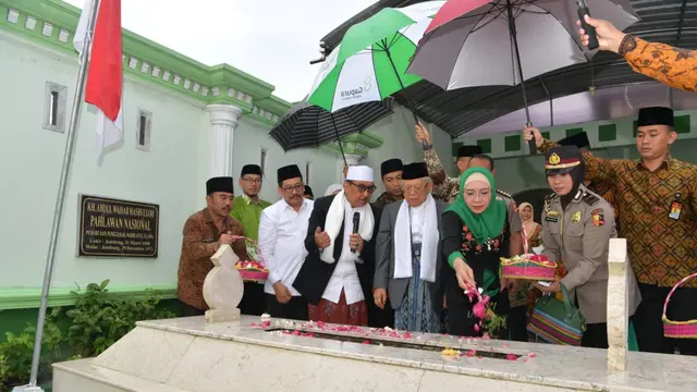KH Ma'ruf Amin di Makam KH Abdul Wahab Hasbullah