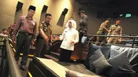 Wawako Palembang, Fitrianti Agustinda beserta Kepala Satpol-PP Palembang melakukan sidak di studio Bioskop CGV cabang Palembang (Liputan6.com/Nefri Inge)