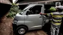 Pengendara mobil melintas di kolong Tol Jagorawi, Cimanggis, Depok, Jawa Barat, Minggu (8/11/2020). Buruknya jalan dan minimnya penerangan membuat akses tersebut rawan aksi kejahatan. (Liputan6.com/Faizal Fanani)