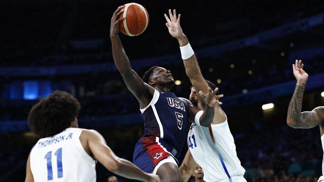 Pemain Amerika Serikat Anthony Edwards menerobos pertahanan Puerto Riko di Olimpiade 2024