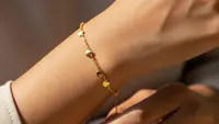 9 Gelang Emas Minimalis Model Korea yang Lagi Tren, Tampil Chic dan Elegan