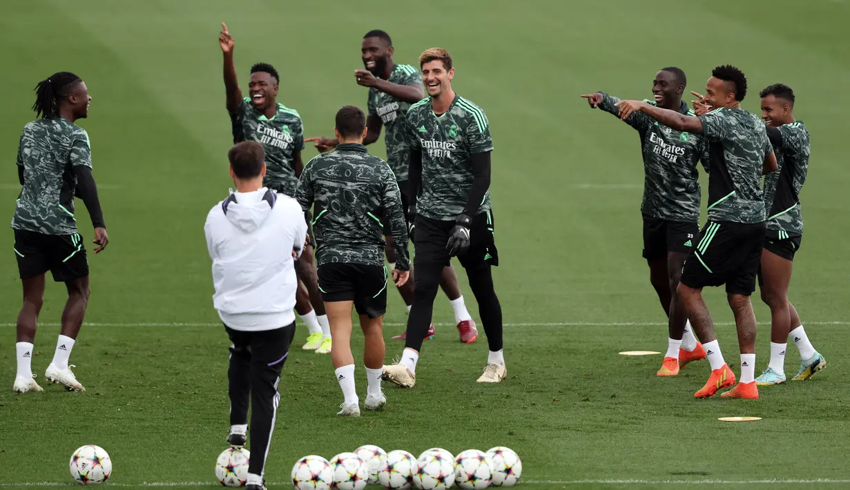 Kiper Real Madrid, Thibaut Courtois tersenyum saat berlatih bersama rekan setimnya di kompleks latihan Ciudad Real Madrid di Valdebebas, pinggiran Madrid (13/9/2022). Real Madrid akan bertanding melawan RB Leipzig pada Grup F Liga Champions di Stadion Santiago Bernabeu, Madrid, Spanyol, Kamis (15/9/2022) dini hari nanti pukul 02.00 WIB. (AFP/Thomas Coex)