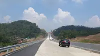 Jalan tol tol Semarang-Salatiga membelah bukit Polosiri. (Ilyas/Liputan6.com)