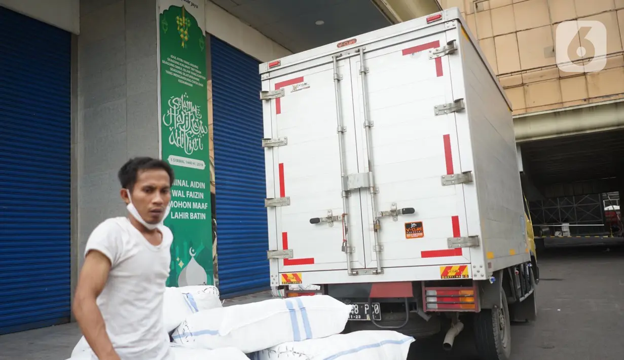Seorang pria beraktivitas di kawasan Pasar Tanah Abang, Jakarta, Senin (11/5/2020). Pemerintah Provinsi DKI Jakarta kembali memperpanjang penutupan sementara Pasar Tanah Abang hingga 22 Mei 2020 untuk mencegah penyebaran virus corona COVID-19. (Liputan6.com/Immanuel Antonius)