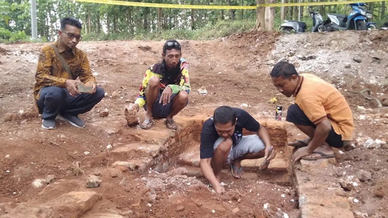 Warga Desa Gosari Gresik menemukan situs purbakala yang diduga peninggalan kerajaan Majapahit. (Dian Kurniawan/Liputan6.com)