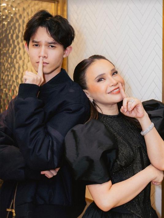 Penyanyi berusia 45 tahun ini didampingi anak semata wayangnya, Rizky Langit Ramadhan. Ibu dan anak ini tampil kompak dengan busana hitam selaras dan pose jari menutup mulut. Lantaran paras Rossa seakan tak menua, Rossan dan anaknya bak kakak adik. Perjalanan kariernya ibundanya dijadikan film, Rizky Langit tentunya bangga dengan sang ibunda tercinta. (Liputan6.com/IG/@armanfebryan)