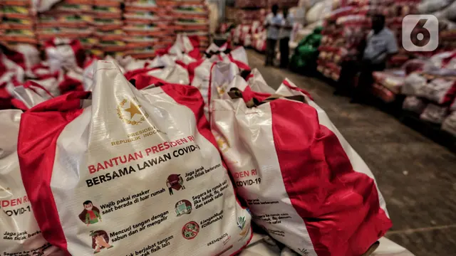 FOTO: Melihat Proses Pengemasan Bantuan Sosial Pemerintah Pusat