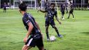 Suasana pemusatan latihan Timnas Indonesia U-20 yang berlangsung di Lapangan B, Senayan, Jakarta, Jumat (15/03/2024) malam. (Bola.com/Bagaskara Lazuardi)