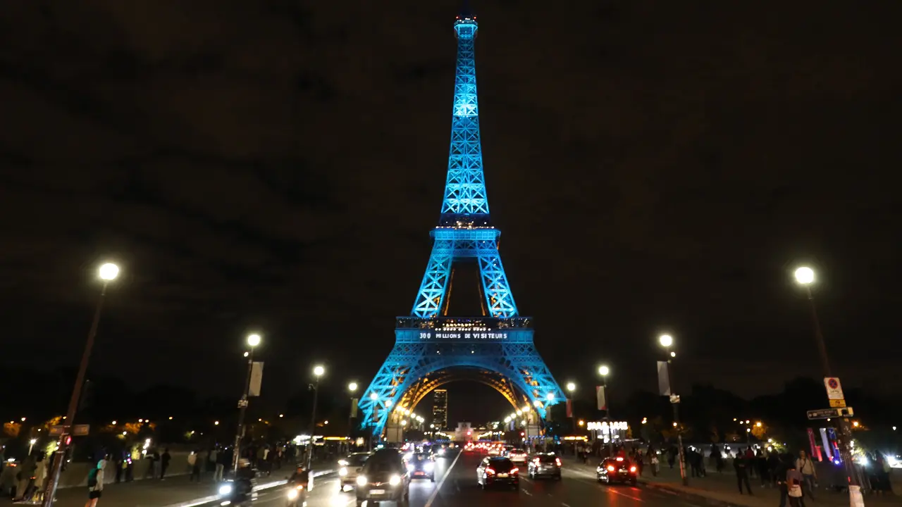 Menara Eiffel Rayakan 300 Juta Pengunjung