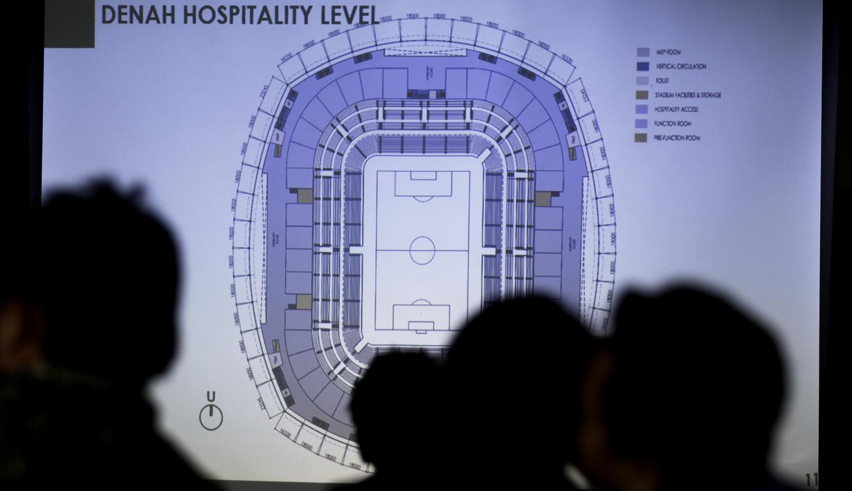 Peserta melihat denah rancangan stadion yang akan dibangun saat acara seminar di Balai Kota, Jakarta, Jumat (15/2). Seminar ini bertema, Dari Stadion VIJ menuju Stadion MH Thamrin. (Bola.com/Yoppy Renato)