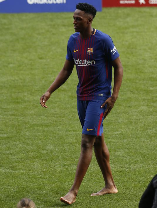 Yerry Mina saat berjalan diatas rumput stadion Camp Nou pada sesi perkenalan di Barcelona, Spanyol, (13/1/2018). Mina didatangkan Barcelona dari Palmeiras sebesar 10.5 juta pounds. (AP/Manu Fernandez)