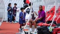 Mantan pelatih Timnas Indonesia, Patrick Kluivert, setelah memberikan coaching clinic di Stadion Utama Gelora Bung Karno, Jakarta, Jumat (17/04/2026) sore WIB. Selain memberikan coaching clinic, Kluivert juga akan tampil bersama Barcelona Legends menghadapi World DRX Legends di SUGBK, Sabtu (18/04/2026). (Bola.com/Bagaskara Lazuardi)