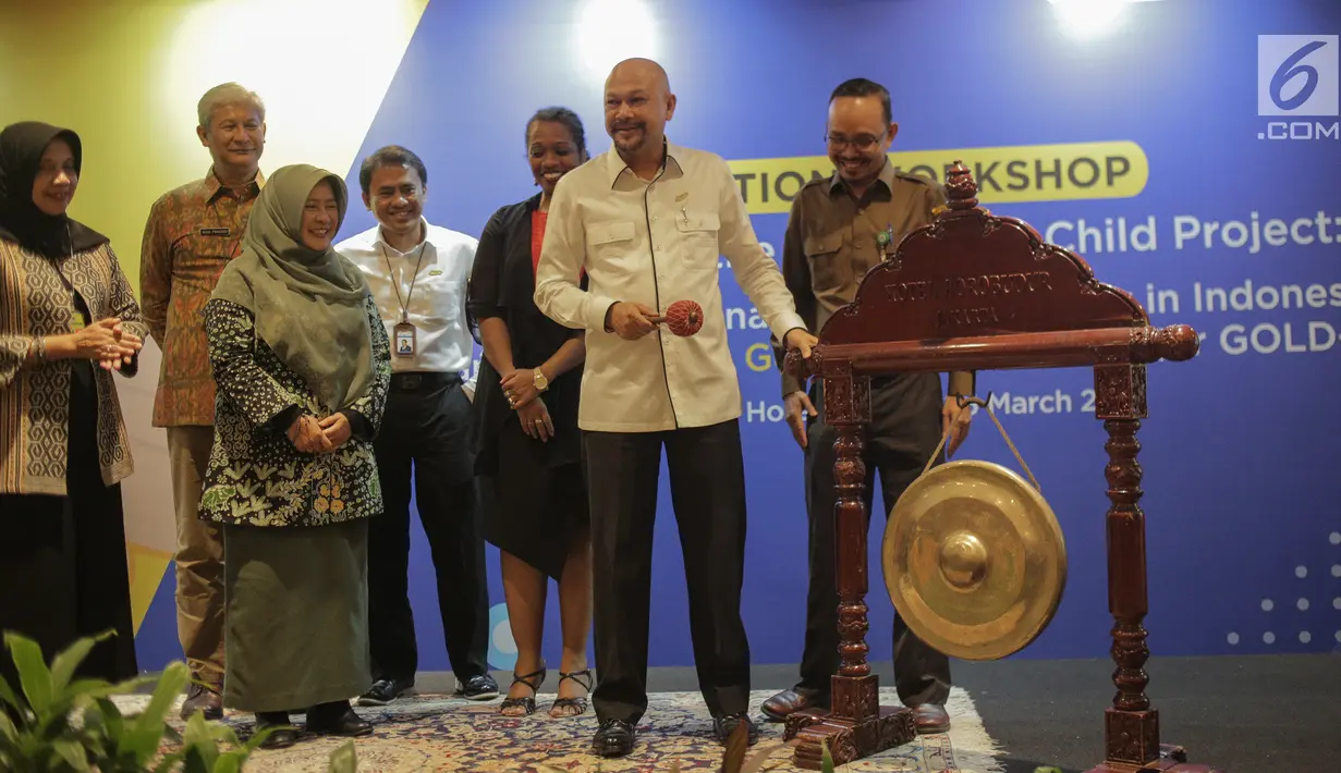 Kepala BPPT Hammam Riza memukul gong sebagai tanda telah dimulai pembukaan proyek peluncuran inisiatif pembatasan penggunaan merkuri di Indonesia di Jakarta, Selasa (26/3). (Liputan6.com/Faizal Fanani)