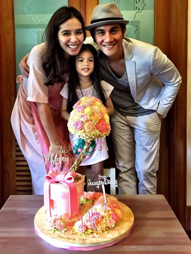 [Bintang] 8 Potret Kebersamaan Vino G Bastian dan Marsha Timothy