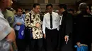 Terdakwa kasus dugaan suap gula impor yang juga mantan Ketua DPD, Irman Gusman bersama pengacaranya, Yusril Ihza Mahendra berbincang sambil berjalan keluar ruang sidang Pengadilan Tipikor Jakarta, Selasa (15/11). (Liputan6.com/Johan Tallo)