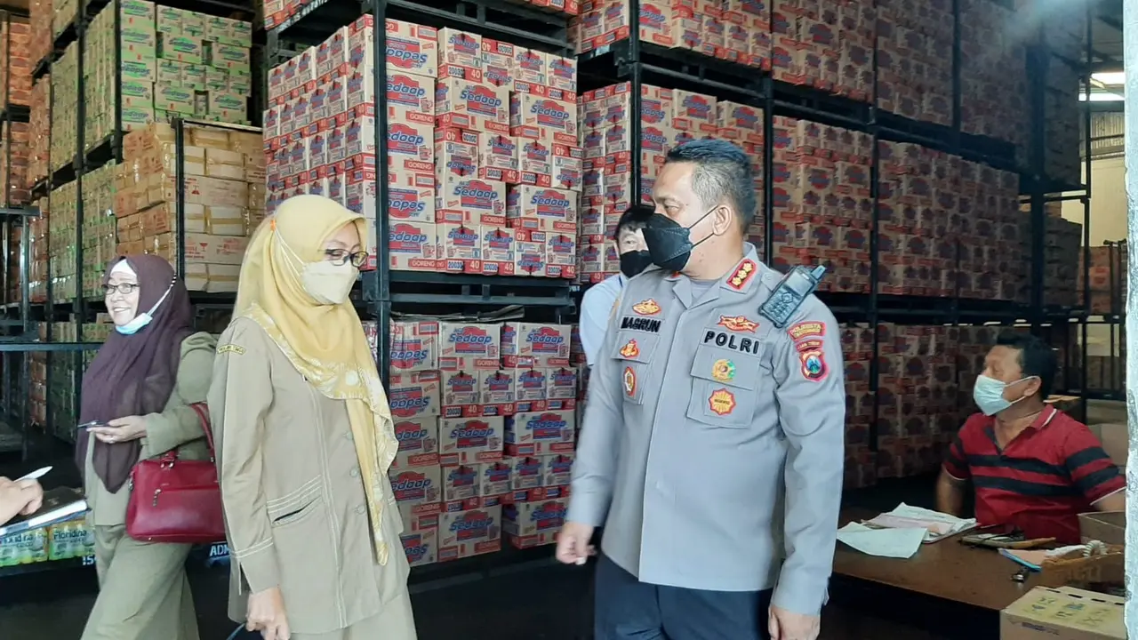 Kepala Dinas Koperasi, UMKM dan Perdagangan Banyuwangi  Nanin Oktavianti bersama Kapolresta Banyuwangi Kombes Nasrun Pasaribu (Kiri) sidak ketersediaan minyak goreng. (Istimewa)