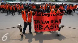 Mahasiswa membawa spanduk saat menggelar aksi damai di Kejaksaan Agung RI, Jakarta, Jumat (25/9/2015), Jakarta, Jumat (25/9/2015). Mereka meminta pemerintah menuntaskan pelanggaran HAM 16 Tahun lalu dalam tragedi Semanggi II. (Liputan6.com/Faizal Fanani)