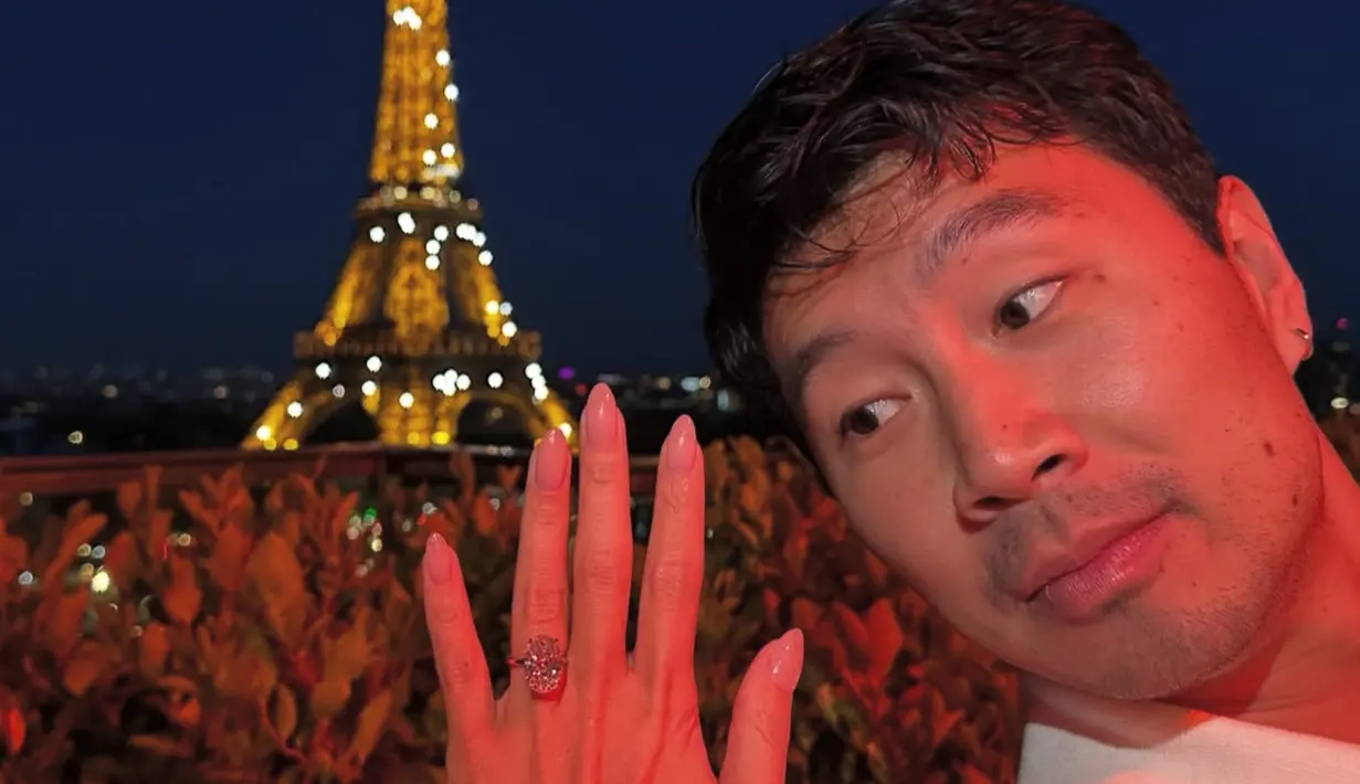 Allison Hsu yang merupakan direktur pemasaran digital Interscope Records ini diberi Cincin berlian besar itu diperkirakan bernilai lebih dari $100.000 atau sekitar Rp1.6 miliar oleh kekasihnya.  [@allison]