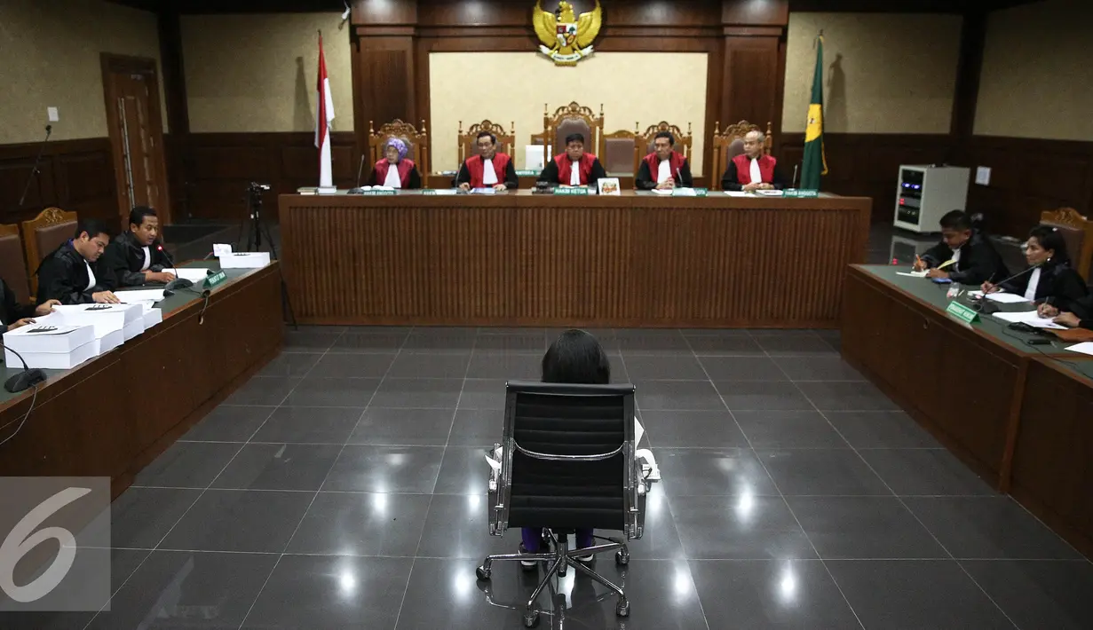Damayanti dituntut hukuman penjara selama enam tahun dengan denda Rp 500 juta subsider 6 bulan penjara, serta pencabutan hak dipilih sebagai pejabat publik selama 5 tahun, Jakarta, Senin (29/8). (Liputan6.com/Faizal Fanani)