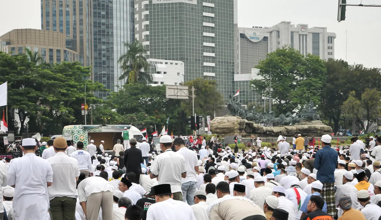Demonstran bersiap menjalankan salat Jumat bersama di Bundaran Patung Kuda, Jakarta, Jumat (4/11). Sebagian massa demonstan gelar salat Jumat di area Bundaran Patung Kuda, Masjid Istiqlal dan Jalan Medan Merdeka. (Liputan6.com/Yoppy Renato)
