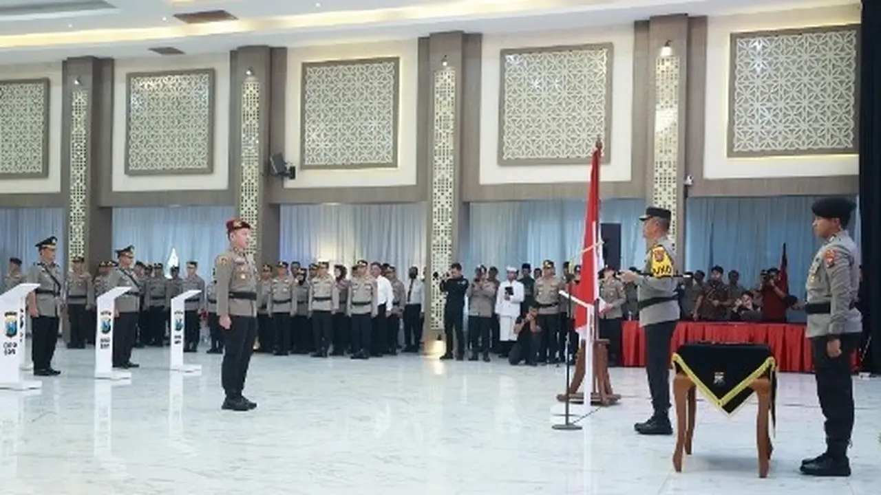 Kapolda Jatim Irjen Pol Imam Sugianto memimpin sertijab pejabat utama dan kapolres Jatim. (Istimewa)