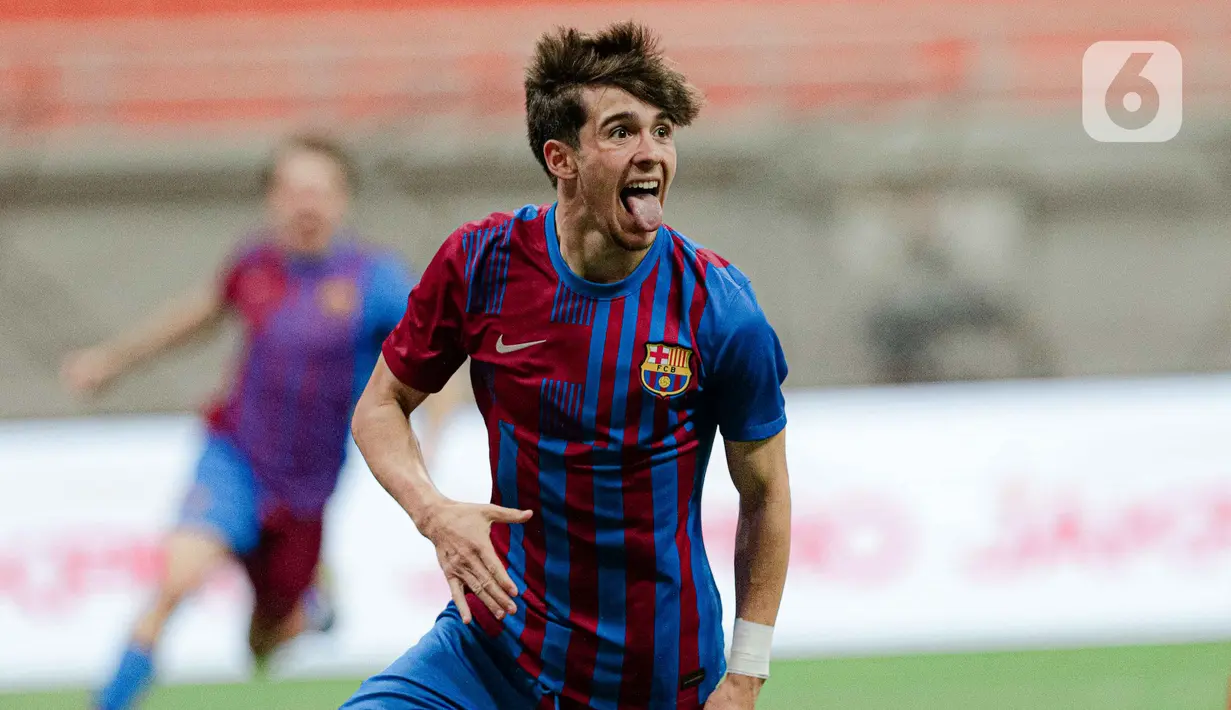 Pemain Barcelona U-18 Xavier Moreno Hernandez melakukan selebrasi usai mencetak gol ke gawang Altetico Madrid U-18 pada pertandingan International Youth Championship (IYC) 2021 di Jakarta International Stadium (JIS), Jakarta, Selasa (19/4/2022). Barcelona U-18 menang 1-0.(Liputan6.com/Faizal Fanani)