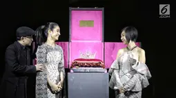 Desainer aksesoris Rinaldy Yunardi bersama Presiden Miss Grand Indonesia Dikna Faradiba serta Passion Jewelry Airyn Tanu memperlihatkan Mahkota Miss Grand Indonesia 2018 dalam gelaran Welcome Dinner di Jakarta, Rabu (11/7). (Liputan6.com/Faizal Fanani)