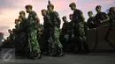 Sejumlah anggota TNI menggelar apel sebelum eksekusi penertiban permukiman di Pasar Ikan, Penjaringan, Jakarta, Senin (11/4). Polda Metro Jaya menurunkan 4.218 personel gabungan untuk mengamankan proses penertiban tersebut. (Liputan6.com/Gempur M Surya)