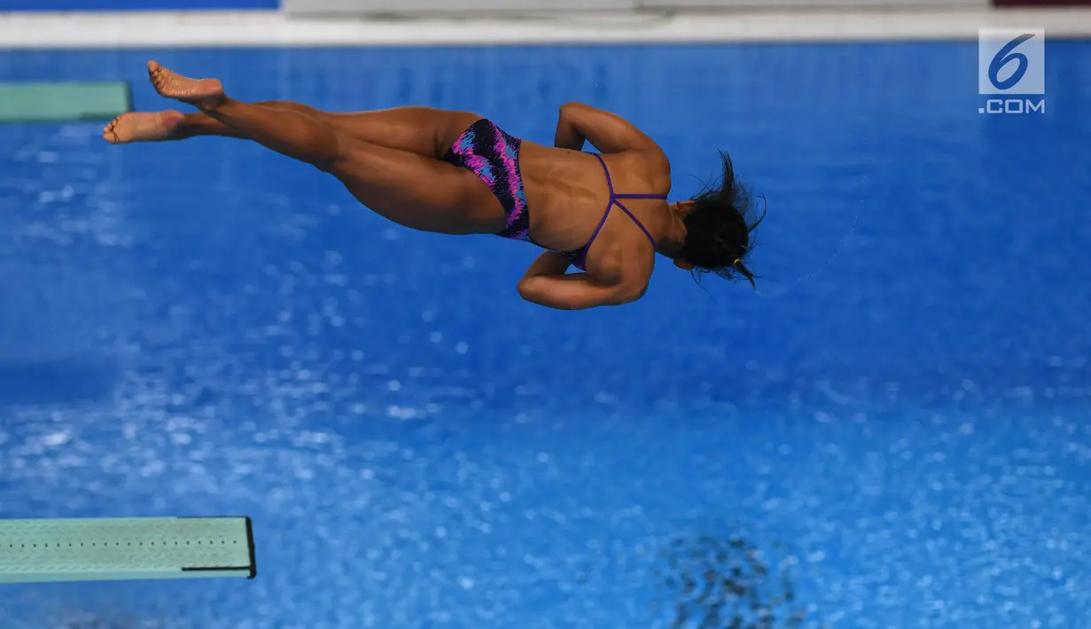 Atlet loncat indah Indonesia, Yasmin Linadini tampil dalam nomor women's 3M Spring Board Asian Games 2018 di Jakarta, Sabtu (1/9). Selain Yasmin, Indonesia juga mengirimkan Maria Natalie Dinda Anasti dalam kategori ini. (Merdeka.com/Imam Buhori)
