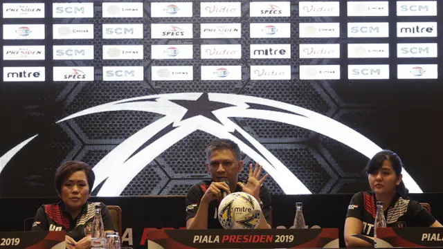 Organizing Committee, Iwan Budianto, memberi keterangan saat pengundian Piala Presiden 2019. (Bola.com/M. Iqbal Ichsan)