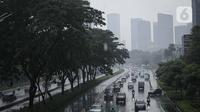 Sejumlah kendaraan melintas saat hujan di Bundaran HI, Jakarta, Jumat (18/2/2022). BMKG mengungkapkan potensi curah hujan meningkat dan cuaca ekstrem sepanjang 17-23 Februari 2022. Sejumlah wilayah diminta waspada dampak yang terjadi dari cuaca buruk. (Liputan6.com/Faizal Fanani)