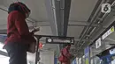 Calon penumpang mengenakan masker saat menunggu  datangnya kereta di Stasiun MRT Lebak Bulus, Jakarta, Senin (6/4/2020). PT MRT Jakarta tak akan menerima penumpang tanpa menggunakan masker seusai seruan Gubernur DKI Anies Baswedan untuk mencegah penyebaran virus Corona (Liputan6.com/Herman Zakharia)