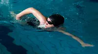 Berenang merupakan olahraga yang melibatkan hampir seluruh otot tubuh. Selain membakar kalori dan menjaga kebugaran, aktivitas ini juga memberikan manfaat pada kulit. (foto/dok: freepik)
