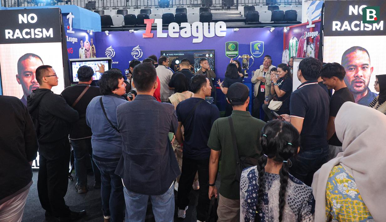 Suasana salah satu booth di acara Indonesia Sports Summit 2025 (ISS 2025) resmi digelar di Indonesia Arena, Senayan, Jakarta pada Sabtu (6/12/2025).