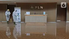 Petugas melakukan penyemprotan cairan disinfektan di lobi Kantor PLN Pusat, Jalan Trunojoyo, Blok M, Jakarta, Selasa (21/7/2020). PT PLN (Persero) menyemprotkan cairan disinfektan secara rutin dan berlaku protokol kesehatan selama pandemi COVID 19. (Liputan6.com/Herman Zakharia)