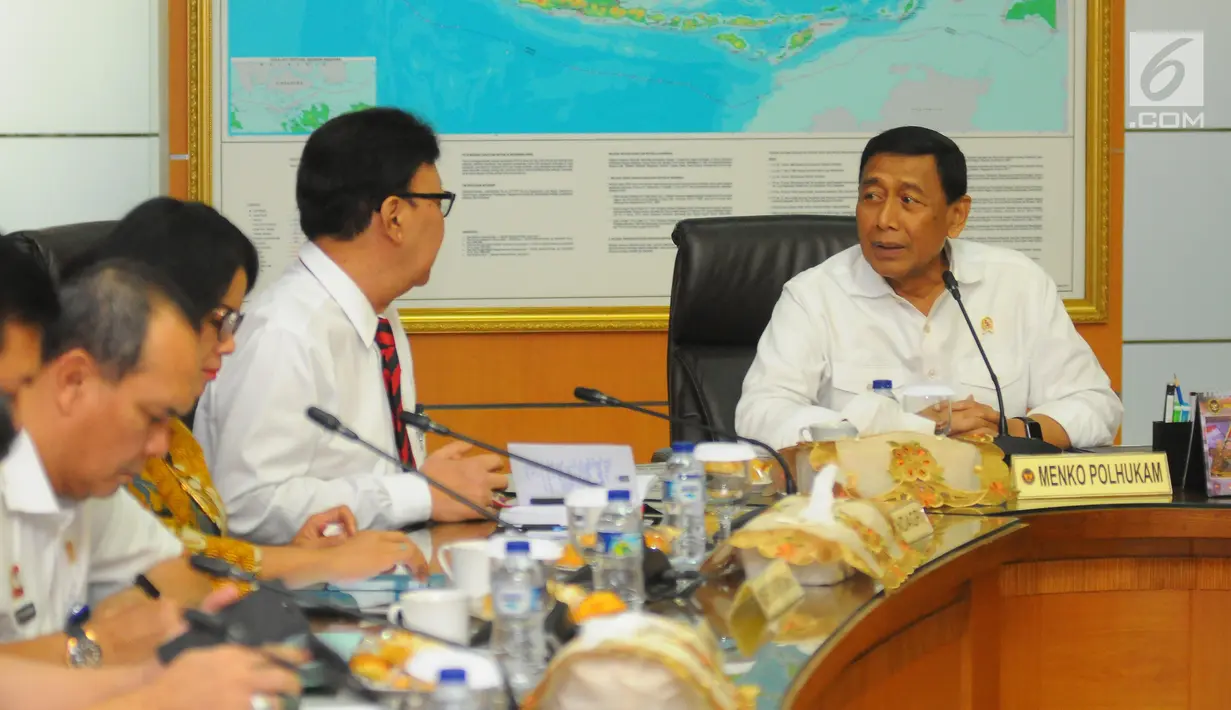 Menkopolhukam Wiranto dan Mendagri Tjahjo Kumolo saat melakukan rapat koordinasi tentang keamanan pasca-pemilu 2019 di Jakarta, Rabu (24/4). Dalam rapat tersebut wiranto menjelaskan sejumlah isu seperti hoaks dan tuduhan yang berakibat pada delegitimasi KPU. (Liputan6.com/Angga Yuniar)