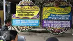 Karangan bunga duka cita dari Gubernur Basuki T Purnama dan Mantan Presiden Ke-6 RI, Susilo Bambang Yudhoyono terpampang di rumah duka Mike Mohede di kawasan Tangerang Selatan, Banten, Senin (1/8). (Liputan6.com/Herman Zakharia)