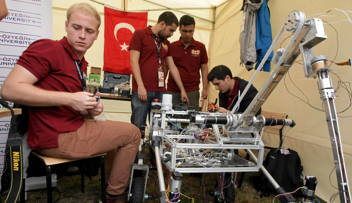 Paserta dari Turki saat mengecek kondisi robotnya selama kompetisi internasional Mars robot di Regional Sains – Technology, Polandia, (5/9/2015). 40 tim dari dua belas negara mengikuti perlombaan ini. (REUTERS/Pawel Malecki/Agencja Gazeta)