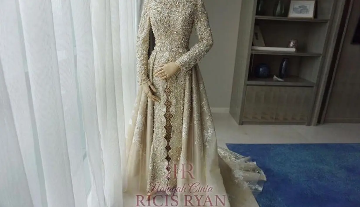 Rupanya kebaya glamor ini merupakan hasil rancangan Anggi Asmara. Sementara untuk pemilihan fabricnya berasal dari Anggrek Busana Fabrics. (Instagram/officialmnctv).