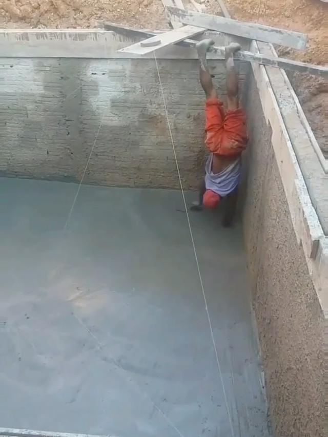 6 Aksi Kuli Bangunan Kerja Posisi Terbalik Ini Nyeleneh, Atraktif