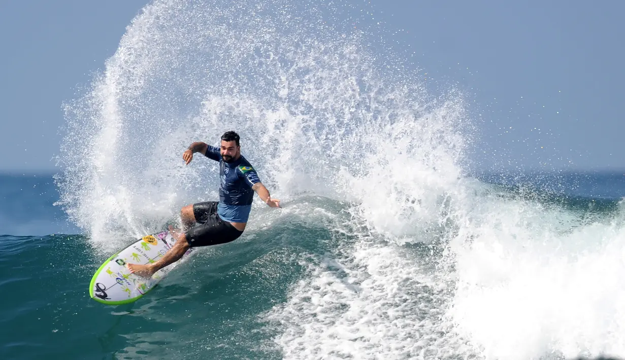 Peselancar Brasil, Willian Cardoso melakukan aksinya sehari sebelum dimulainya kejuaraan dunia surfing dari Liga Selancar Dunia (World Surf League) di Pantai Keramas Kabupaten Gianyar, Bali, Minggu (12/5/2019). Ajang itu akan diselenggarakan mulai 13-25 Mei 2019. (SONNY TUMBELAKA/AFP)