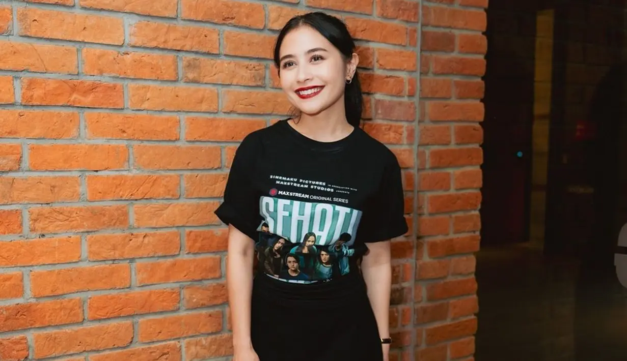 <p>Dekat dengan fans, Prilly juga memiliki tekad untuk tak menolakan ajakan foto. Hal ini diungkapkan oleh Prilly lewat kanal YouTube VINDES. (Liputan6.com/IG/@prillylatuconsina96)</p>