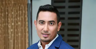 Penyanyi Rio Febrian memanfaatkan momen Natal untuk berbagi, karena selama Natal berlangsung ia disibukkan tampil diberbagai tempat untuk menyanyi di beberapa tempat di Indonesia. (Deki Prayoga/Bintang.com)