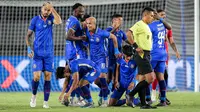 Selebrasi para pemain Arema FC merayakan gol ke gawang Borneo FC yang dicetak Wiliam Moreira (tengah) pada laga final Piala Presiden 2024 di Stadion Manahan, Solo, Minggu (4/8/2024). (Bola.com/Bagaskara Lazuardi)