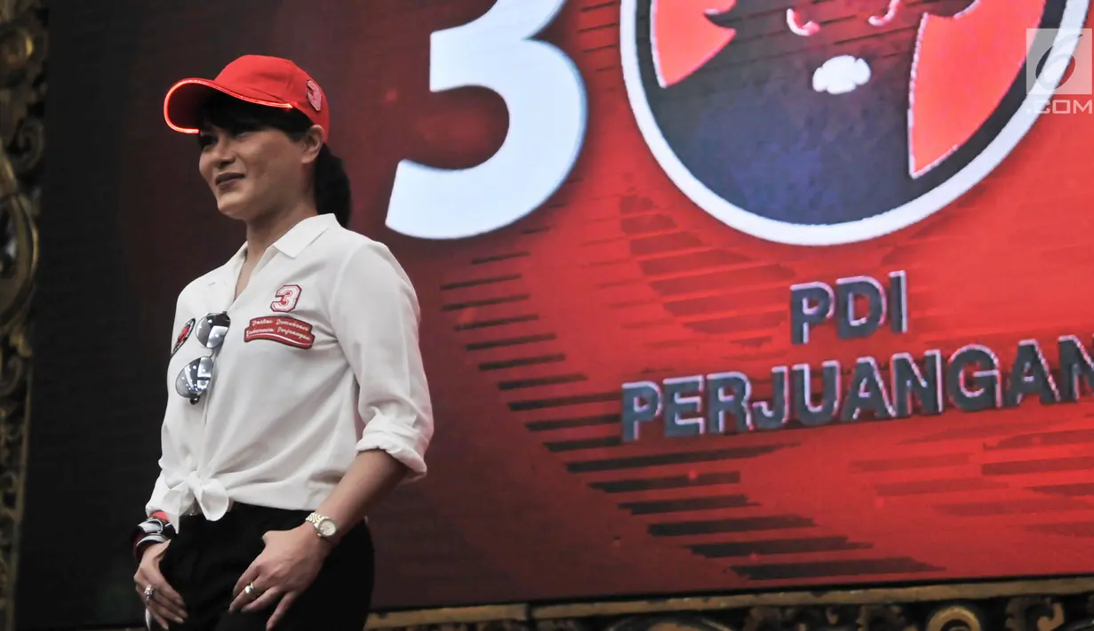Artis Tamara Geraldine yang merupakan kader PDIP saat memperagakan Atribut Milenial di Kantor DPP PDIP, Jakarta, Kamis (20/9). Peluncuran Atribut Milenial untuk kampanye Pemilu 2019 ini diperagakan langsung oleh para kader. (Merdeka.com/ Iqbal S. Nugroho)