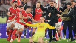 Gol sundulan sang kiper pada menit ke-90+8 itu memastikan kemenangan Benfica atas Real Madrid. Tampak dalam foto, kiper Benfica asal Ukraina, Anatoliy Trubin (tengah) merayakan golnya selama pertandingan pekan ke-8 Liga Champions 2025-2026 melawan Real Madrid di Estadio da Luz, Lisbon, Rabu (28/1/2026) waktu setempat atau Kamis (29/1/2026) dini hari WIB. (PATRICIA DE MELO MOREIRA/AFP)