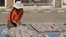 Pekerja menjemur sirip ikan hiu tempat pelelangan ikan Karangsong, Indramayu, Jawa Barat, Kamis (16/6/2015). Meski sudah ada larangan perburuan dan perdagangan, nelayan setempat masih memperdagangkan sirip hiu. (Liputan6.com/Herman Zakharia)