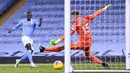 Bek Manchester City, Benjamin Mendy, mencetak gol ke gawang Burnley pada laga Liga Inggris di Stadion Etihad, Sabtu (28/11/2020). City menang dengan skor 5-0. (Laurence Griffiths/Pool via AP)